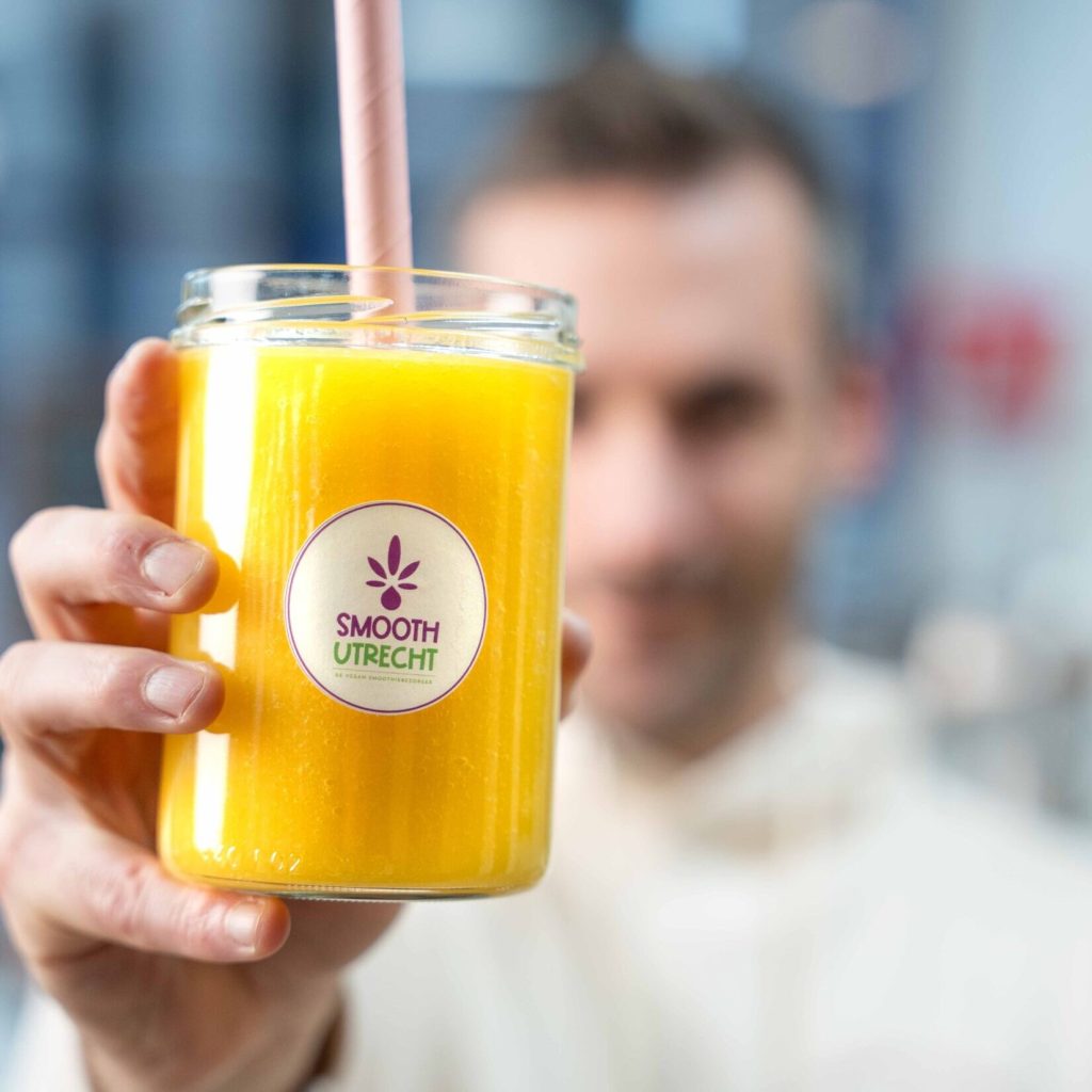 Founder Nick bezorgt smoothie Mango Madness