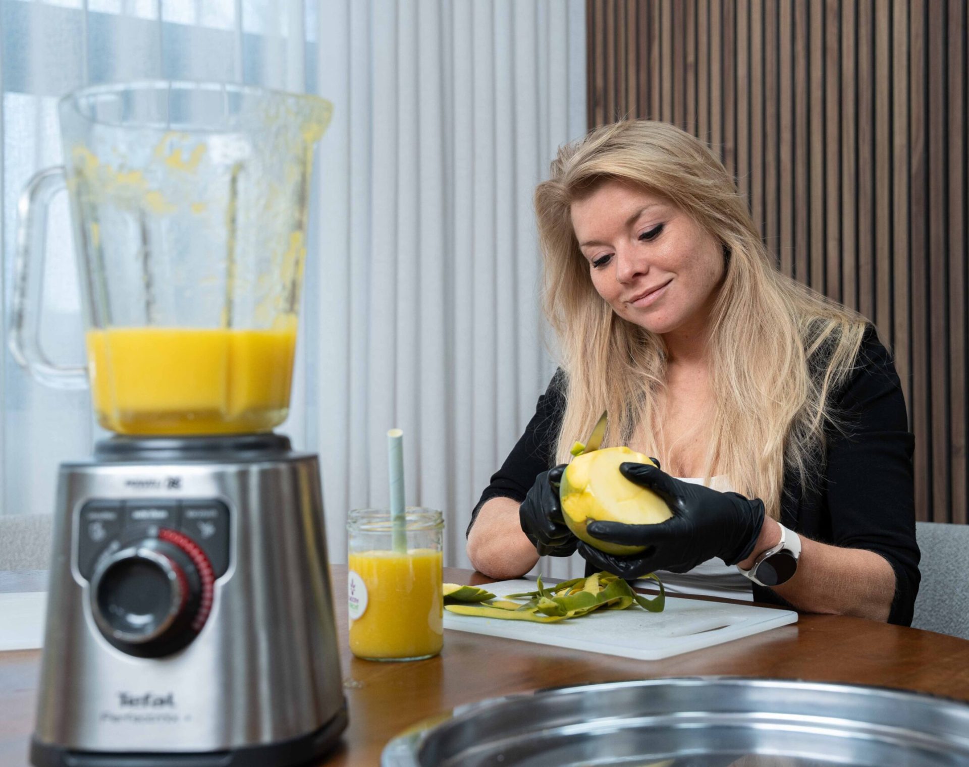 Janneke snijdt tijdens workshop