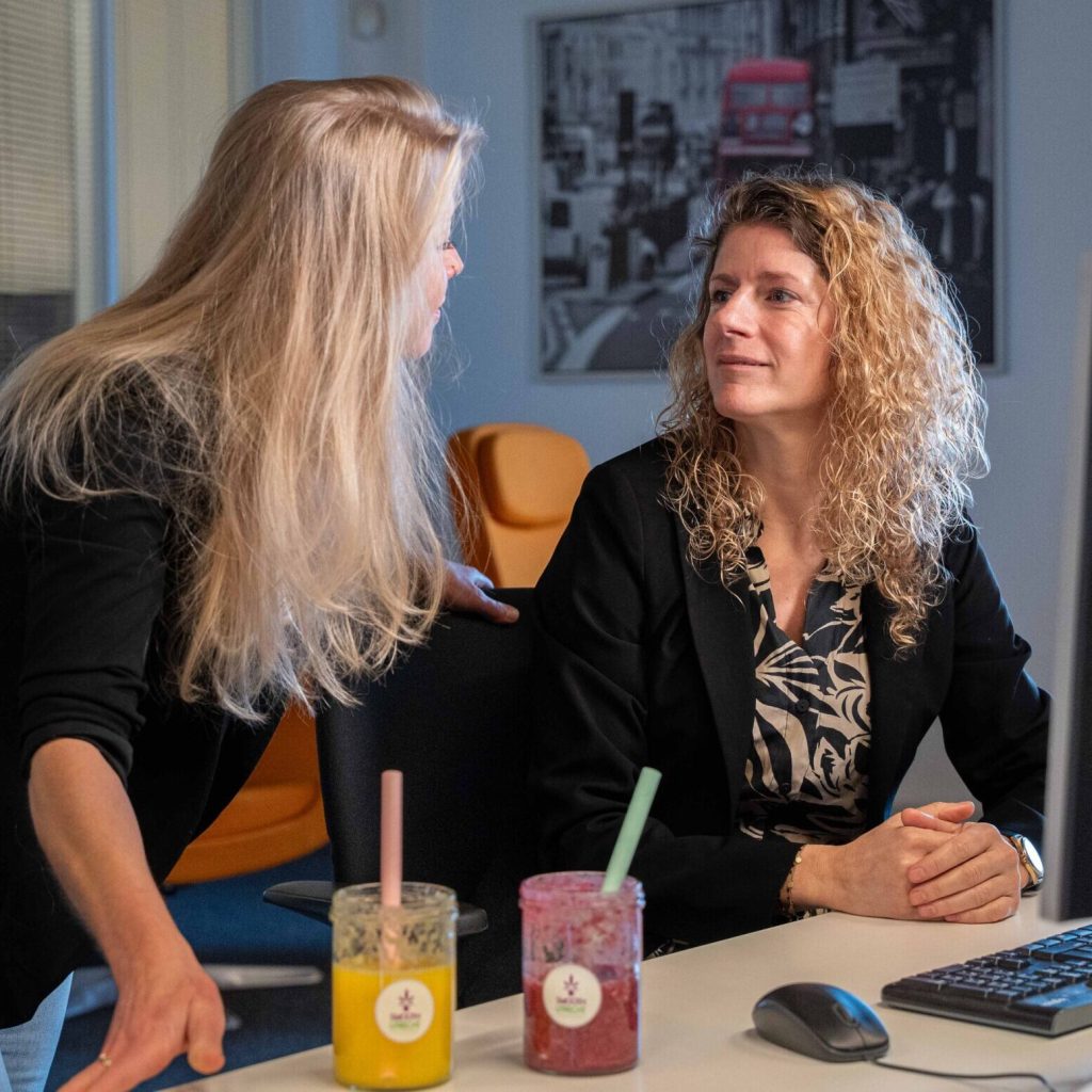 Linda en Janneke met een lekkere smoothie