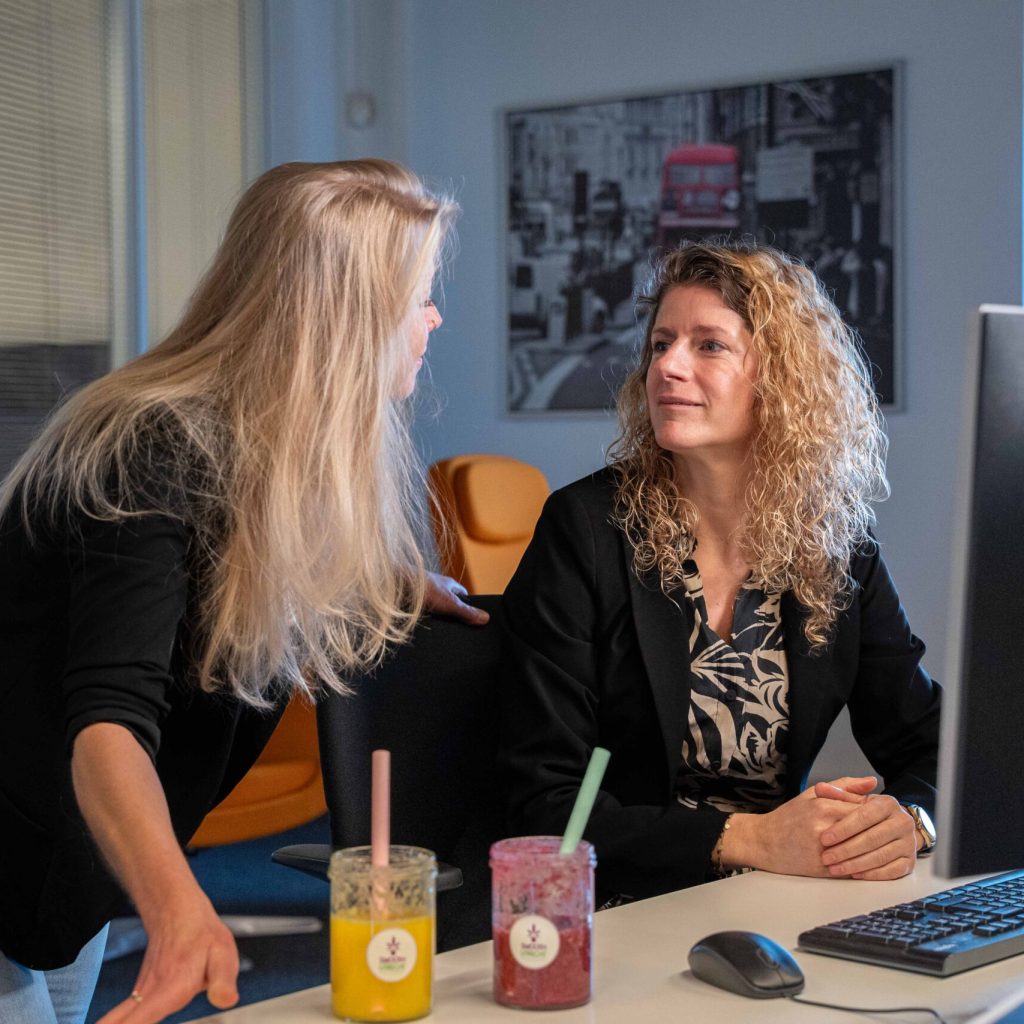 Linda en Janneke met een lekkere smoothie