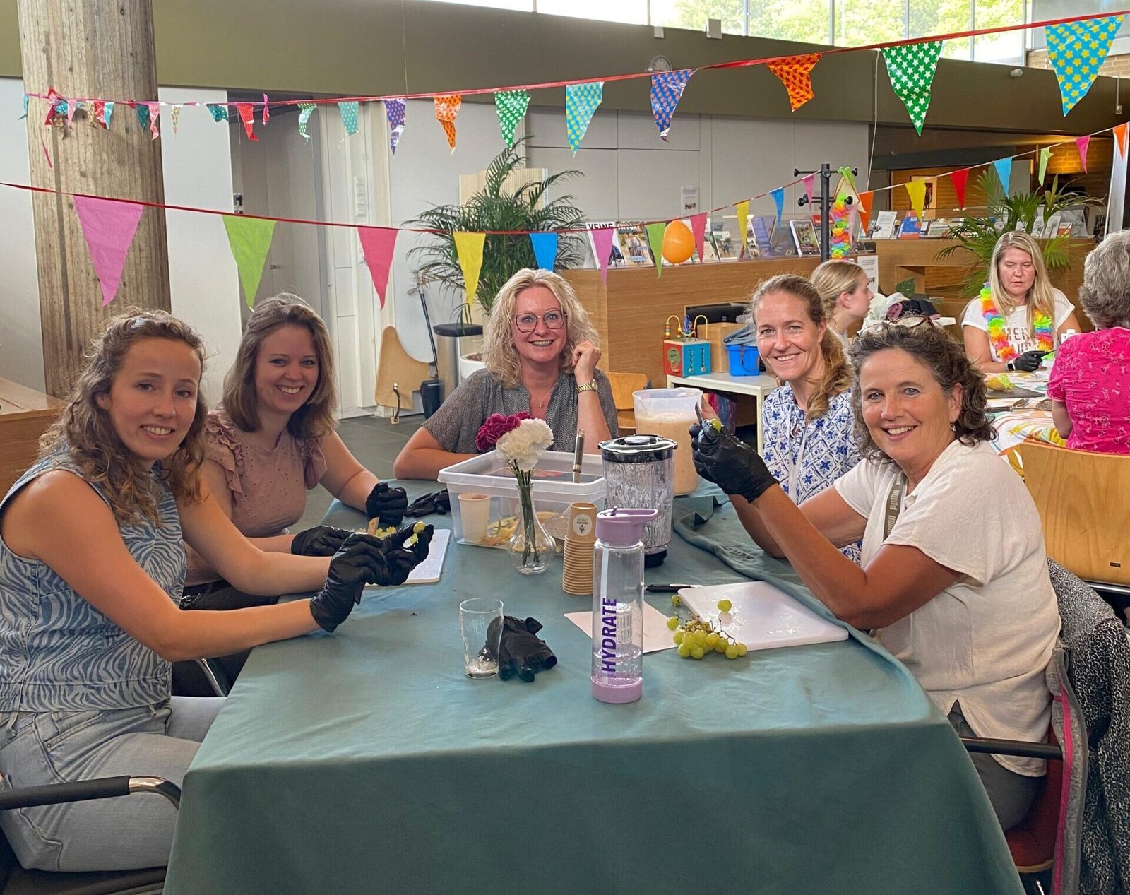 Teams aan het samenwerken tijdens The Smoothie Workshop